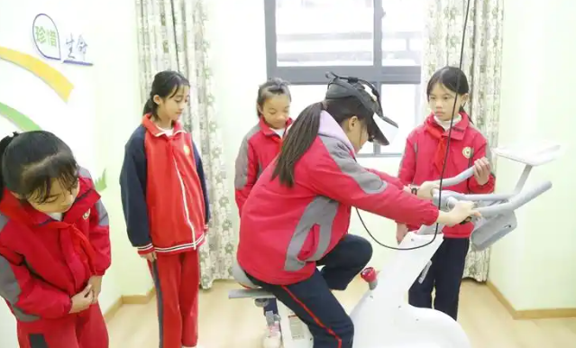 同学们正一起拼搭心情积木五颜六色的积木块在他们手中逐渐成