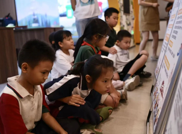 走进村社幼儿园小学展开针对性辅导为留守儿童祖辈开设隔代教