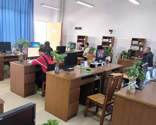 组织学习的陪同者和心灵的陪护者引导学生培育批判性思维