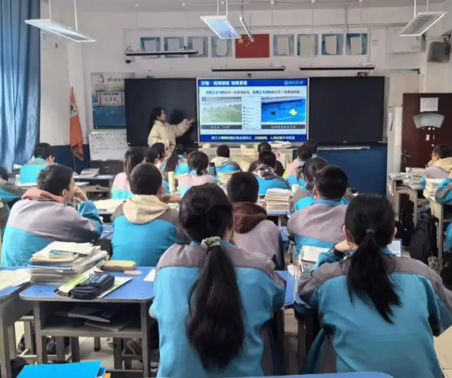 数字化建立让村庄教师足不出校就能经过同步直播参加高质量教研