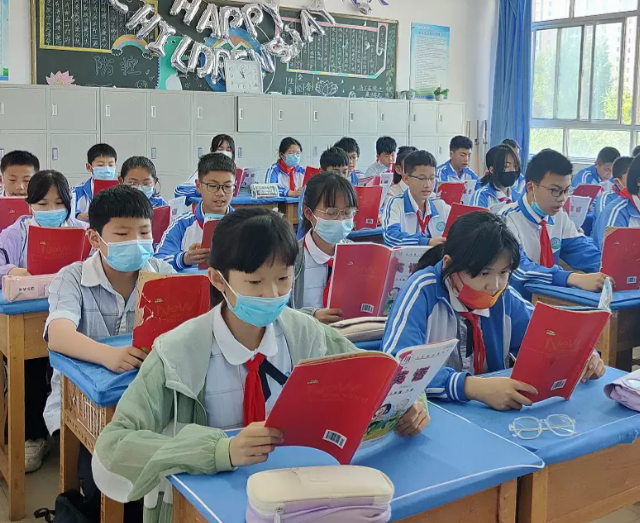 教育更深层次的命题同体认识专题教室里学生们正专心地看着屏